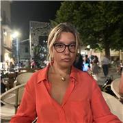 Sono una ragazza che a breve si laureerà in filosofia. Sono al terzo anno e mi piacerebbe condividere la mia passione con altre persone